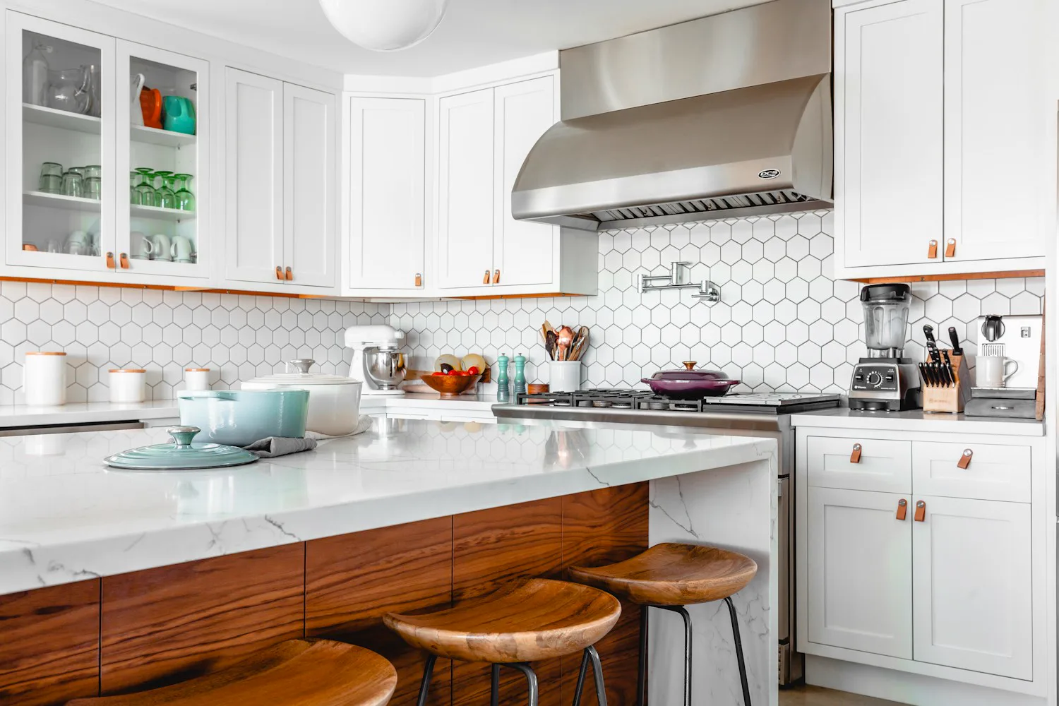 Cocina clara con isla y acabados de madera. Fotografía de inspiración.